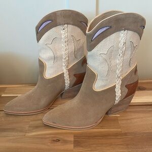 NIB Dolce Vita Loral Ankle Boots in Taupe Multi Suede